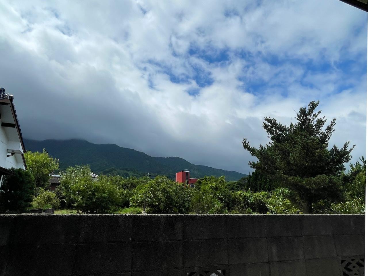 久留米市草野町草野の賃貸物件/縁側がらの景色は耳納連山。