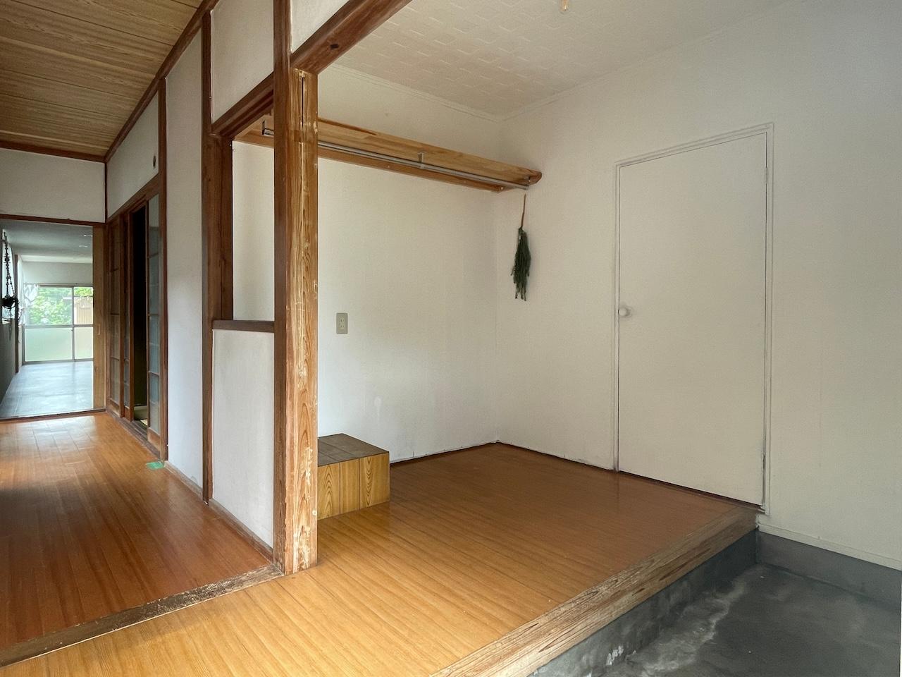 久留米市草野町草野の賃貸物件/玄関は広めで、収納もあり。