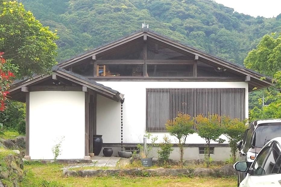 糸島市二丈吉井の賃貸物件/三角屋根の平屋です。景観を損なわないために電線は地中埋設しています。