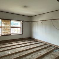 福岡県北九州市門司区畑田町の賃貸物件/試し2階の1部屋の床を剥いでみました。綺麗なコンクリートがこんにちは。