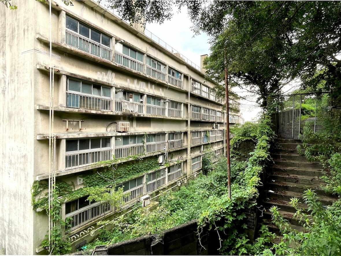 福岡県北九州市門司区畑田町の賃貸物件/裏からの１枚。この階段を登ると・・・
