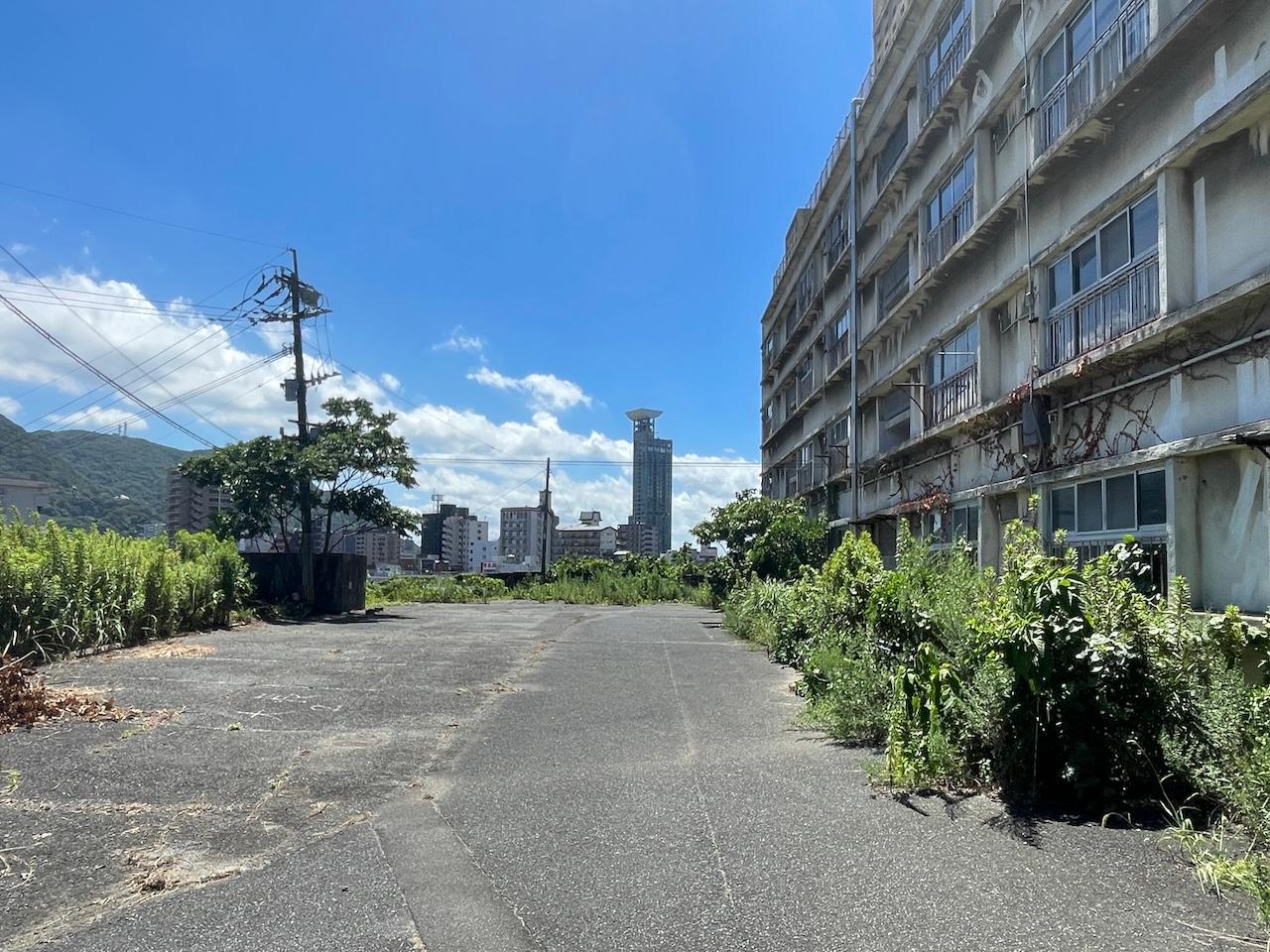 福岡県北九州市門司区畑田町の賃貸物件/奥に見えるのは、名建築家が設計した建物。約半世紀の年の差。