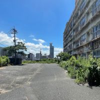 福岡県北九州市門司区畑田町の賃貸物件/奥に見えるのは、名建築家が設計した建物。約半世紀の年の差。
