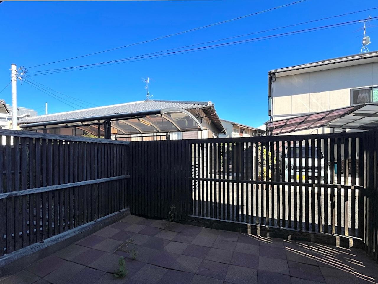 福岡市早良区干隈の賃貸物件/1階の専用庭。外からの目線を緩和しつつ、光も完全に遮断せず。