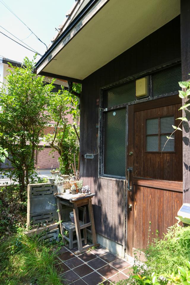 福岡市南区柏原の売買物件/玄関。扉の上の照明は新築当初のものを大事にとってあります。