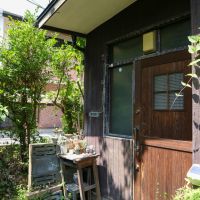 福岡市南区柏原の売買物件/玄関。扉の上の照明は新築当初のものを大事にとってあります。