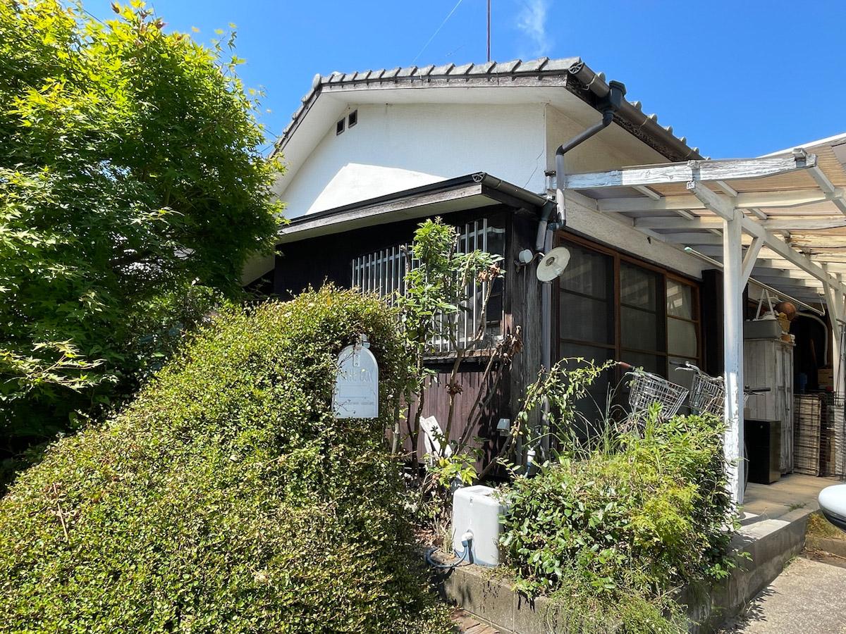福岡市南区柏原の売買物件/植栽いっぱいの外観も素敵です。