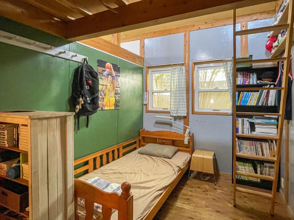 福岡市南区柏原の売買物件/子供部屋。ここの壁は家族で塗装したそうです。（約5帖）