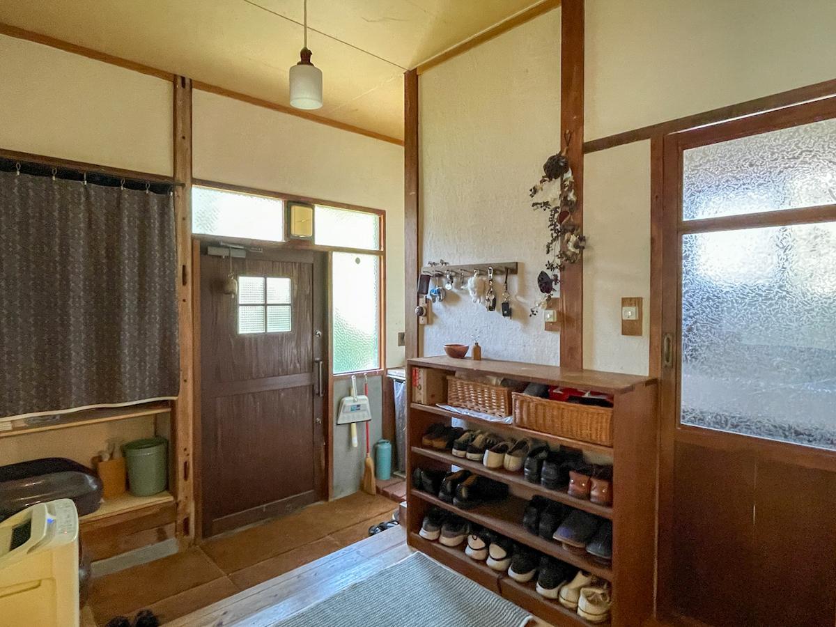 福岡市南区柏原の売買物件/靴箱横はお手洗い。オーナーが探してきた古い引き戸がとても素敵です。