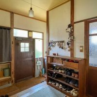 福岡市南区柏原の売買物件/靴箱横はお手洗い。オーナーが探してきた古い引き戸がとても素敵です。