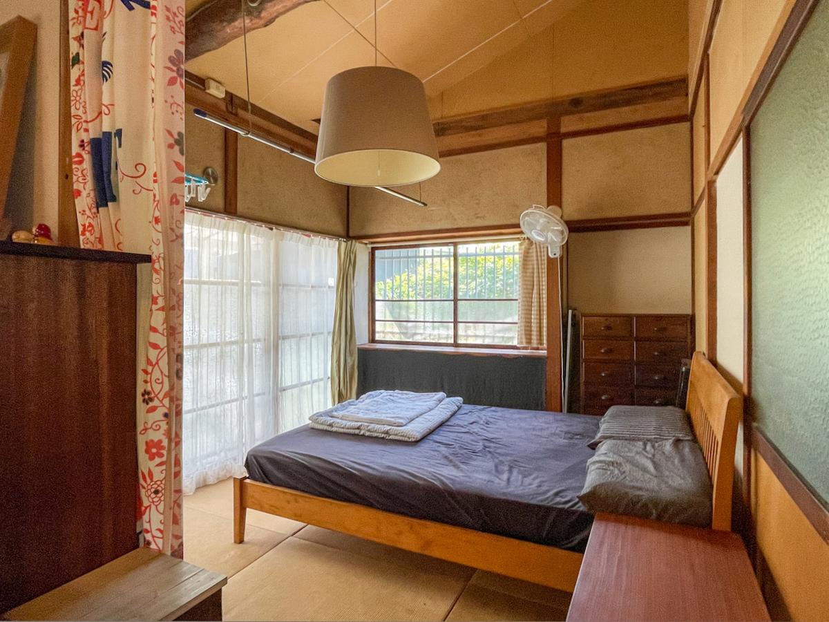 福岡市南区柏原の売買物件/和室は寝室として使用。こちらも梁現しになっています。。