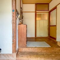福岡市南区柏原の売買物件/玄関の床材は新築当初のフローリングを使用