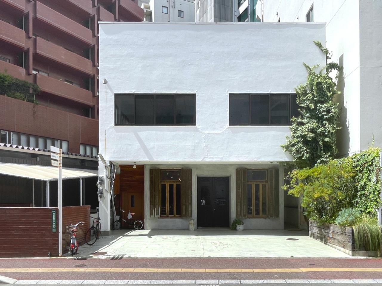 福岡市博多区博多駅前の賃貸物件/建物外観。こちらの2階部分になります。入り口は左側の扉。