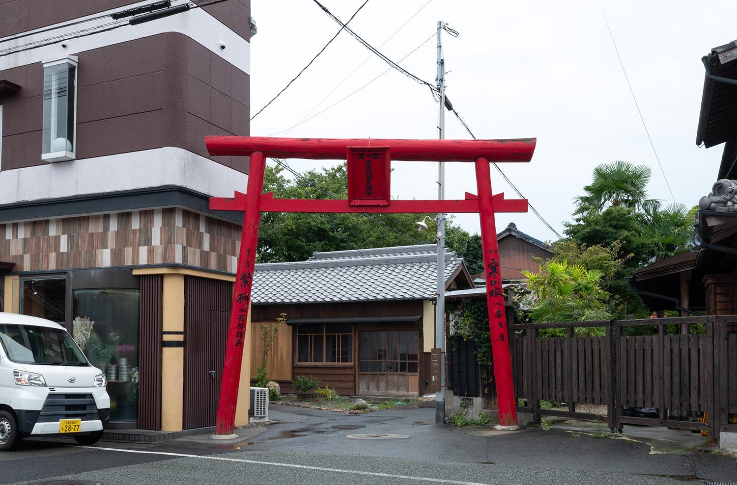 八女市本町の賃貸物件/鳥居の奥に見えるのが当物件。隣は神社という好立地！