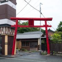 八女市本町の賃貸物件/鳥居の奥に見えるのが当物件。隣は神社という好立地！