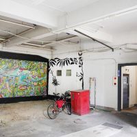 福岡市中央区清川の賃貸物件/テナント区画入り口には、ウォールアートがお出迎え。