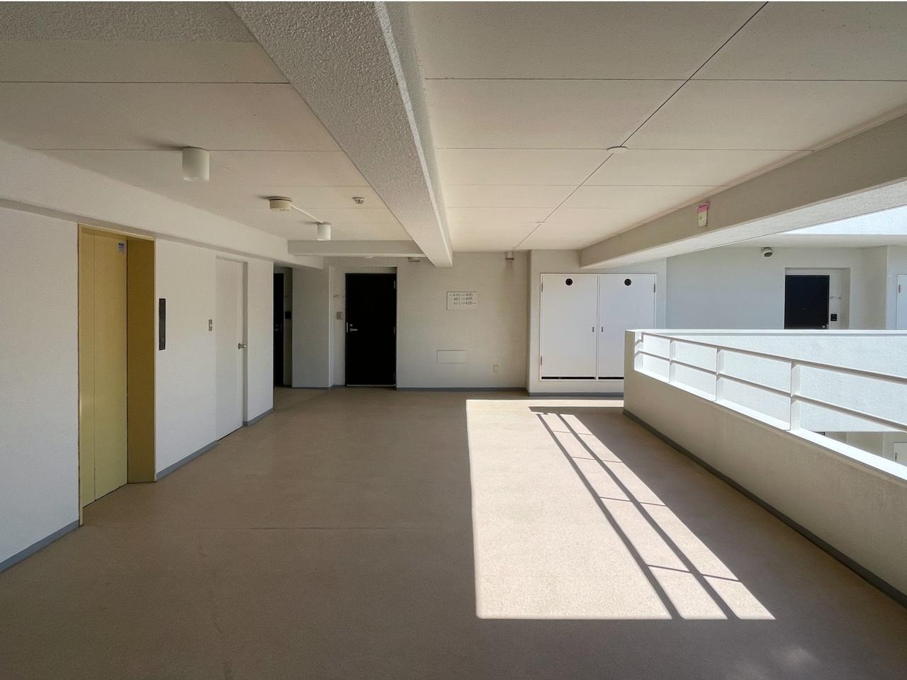 福岡市西区今津の賃貸物件/エレベーターの前、広すぎです。