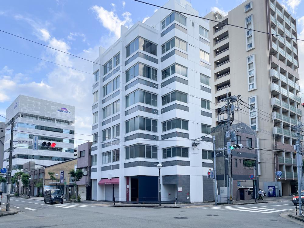福岡市博多区古門戸町の賃貸物件/角地に建つ印象的な建物がそれ。