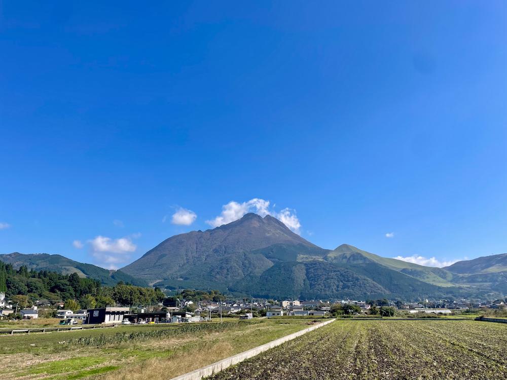 大分県由布市湯布院町の売買物件/少し歩くと畑と由布岳なんて光景も。