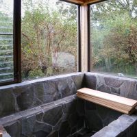 大分県由布市湯布院町の売買物件/温泉旅館さながらの浴室。