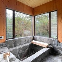 大分県由布市湯布院町の売買物件/石造りの浴槽と窓からの眺望が自慢の浴室です。
