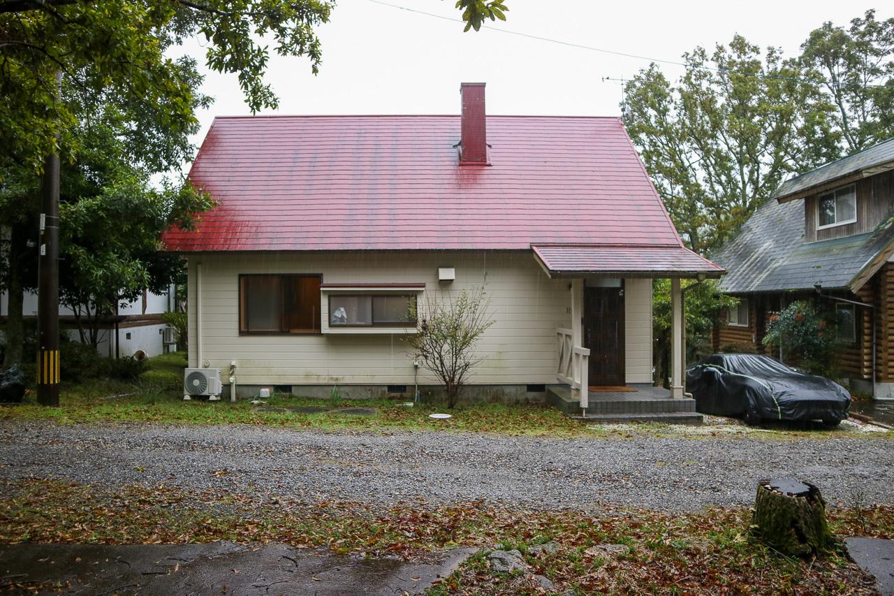 大分県由布市湯布院町の売買物件/赤い屋根が目印です。