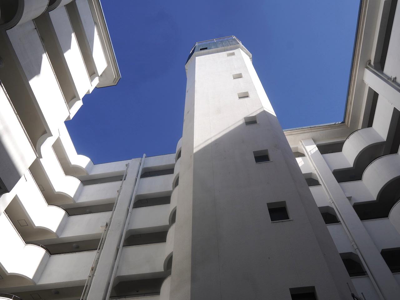 福岡市南区高宮の賃貸物件/青い空と白い建物。爽やかな佇まい。