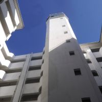 福岡市南区高宮の賃貸物件/青い空と白い建物。爽やかな佇まい。