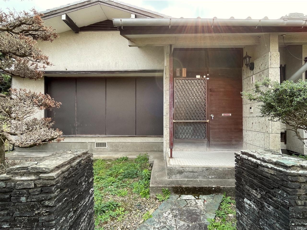 久留米市紅桃林の賃貸物件/趣のある建物正面。