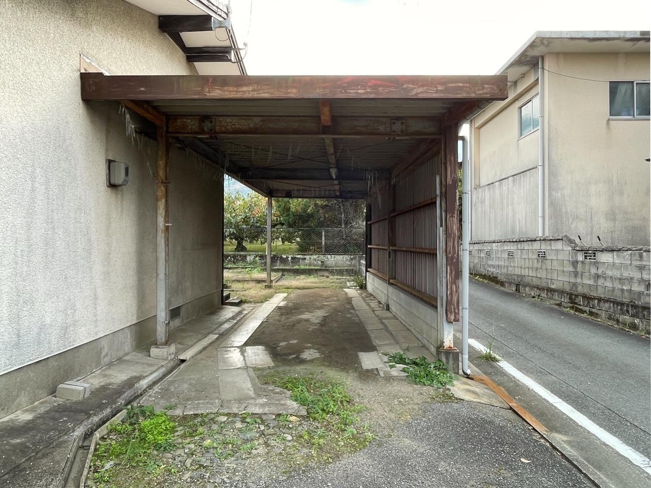久留米市紅桃林の賃貸物件/屋根付きの駐車場