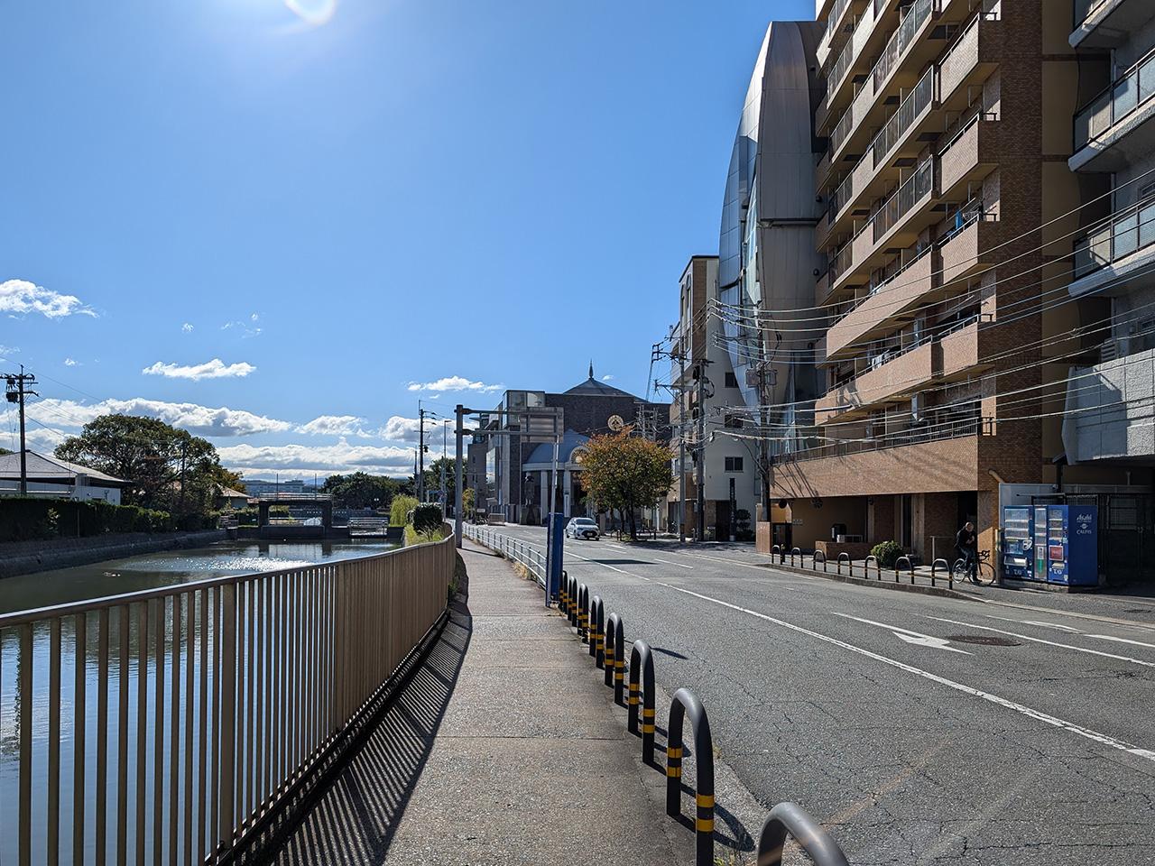 福岡市中央区黒門の賃貸物件/建物前の道をまっすぐ進むと、大濠公園に着きます。