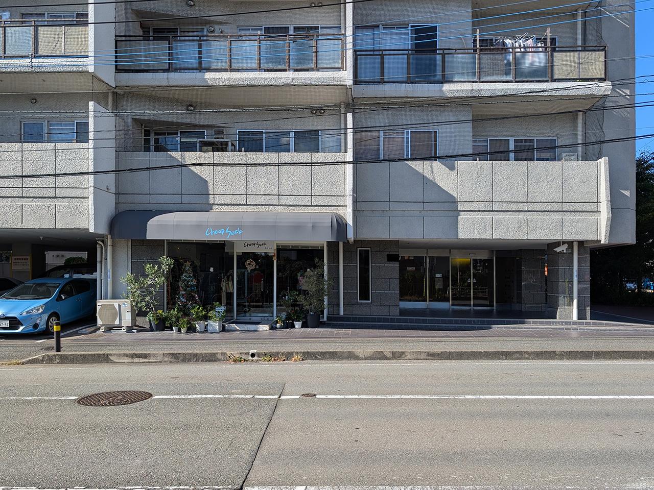 福岡市中央区黒門の賃貸物件/1階には緑いっぱいのブティックが。