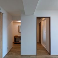 福岡市中央区黒門の賃貸物件/左手は洗面台へ、右手はお風呂、洗濯機、トイレスペースへ。水回りは回遊できる仕様です。