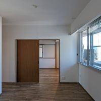福岡市中央区黒門の賃貸物件/別の角度から。写真では見えていませんが、左奥にも引き戸があり、お隣の洋室とは2つの扉でつながっています。