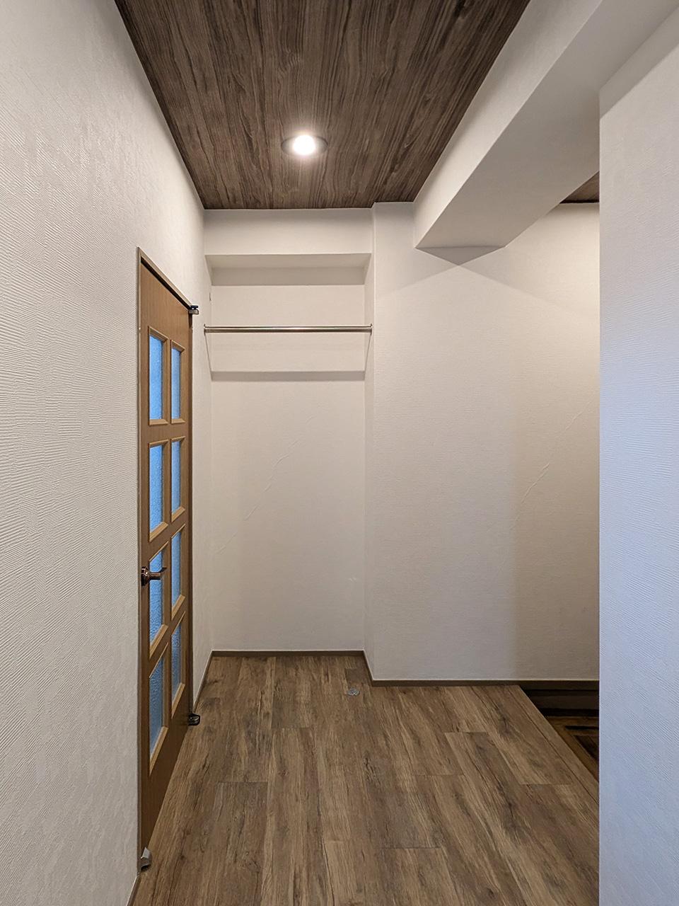 福岡市中央区黒門の賃貸物件/玄関横にはちょっとした収納スペースも。上着掛けに便利ですね。