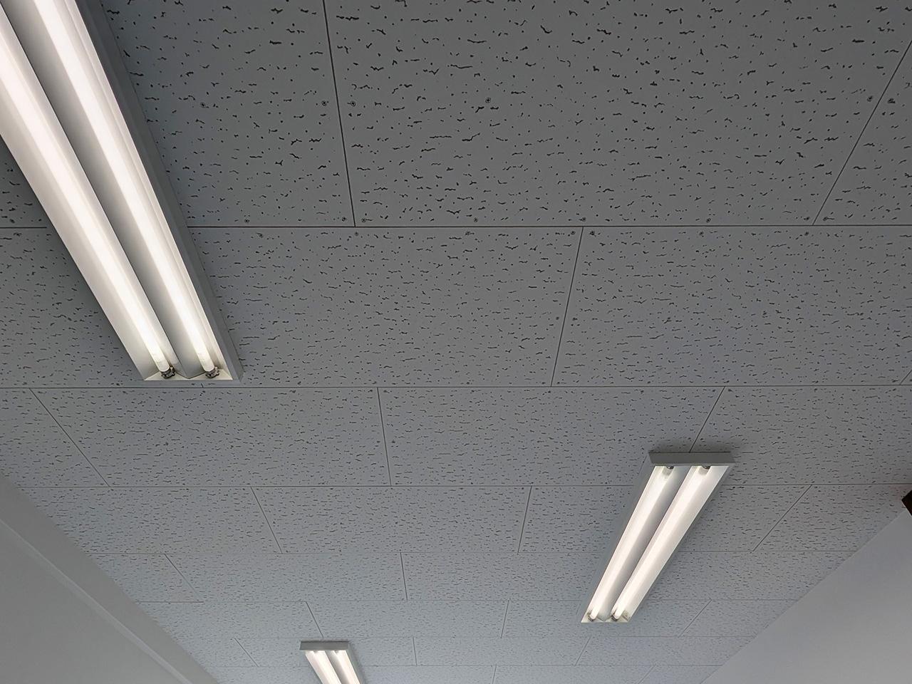 福岡市中央区桜坂の賃貸物件/オフィスでよく見る直管型のアレ。ちょっとめずらしい配置かも。