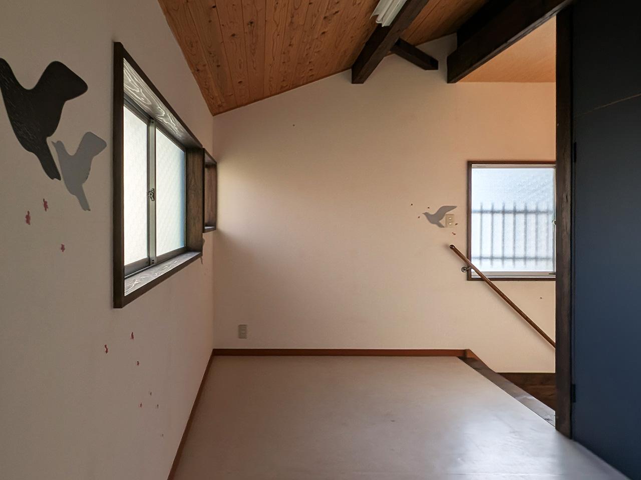 福岡市中央区桜坂の賃貸物件/2階から共用スペースへの通路は、鳥さんたちがお出迎え。