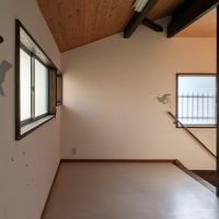 福岡市中央区桜坂の賃貸物件/2階から共用スペースへの通路は、鳥さんたちがお出迎え。