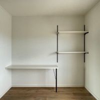 福岡市博多区東月隈の賃貸物件/備え付けのデスクに稼働棚。これは嬉しいですね。