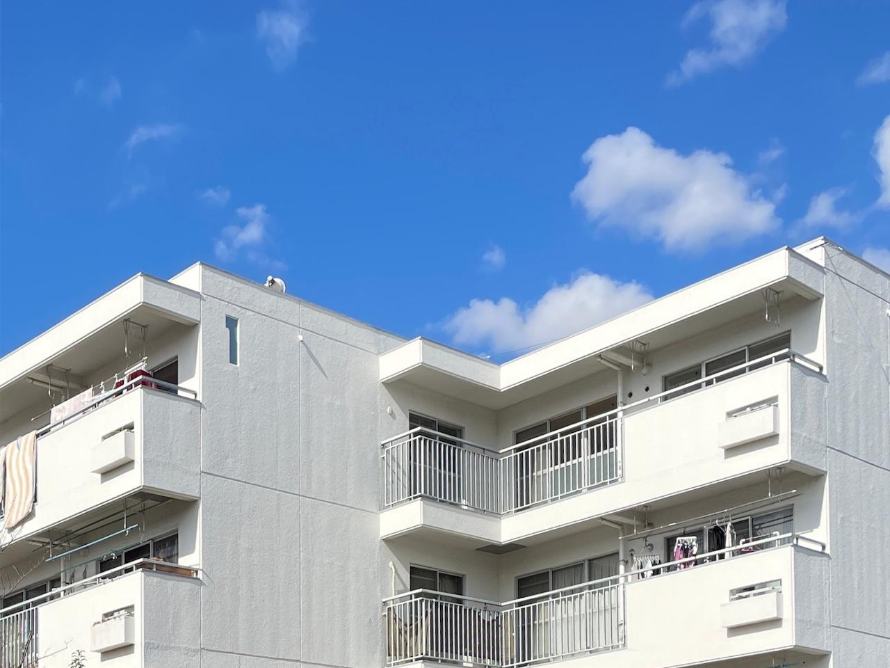 福岡市博多区東月隈の賃貸物件/青空によく似合う真っ白な外観