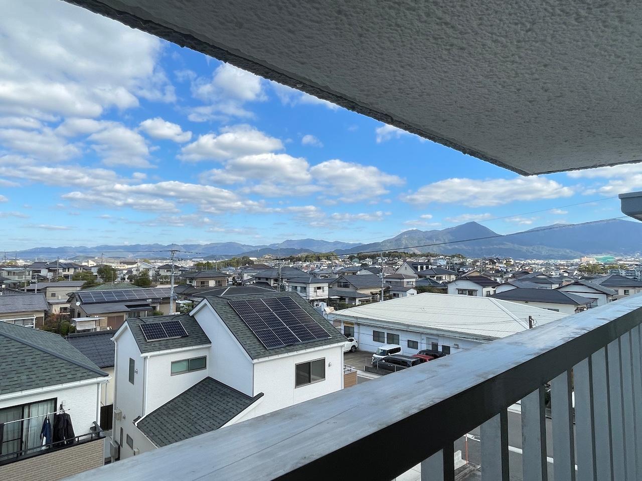 福岡市博多区東月隈の賃貸物件/窓からの眺望は遠くの山まで見えます。