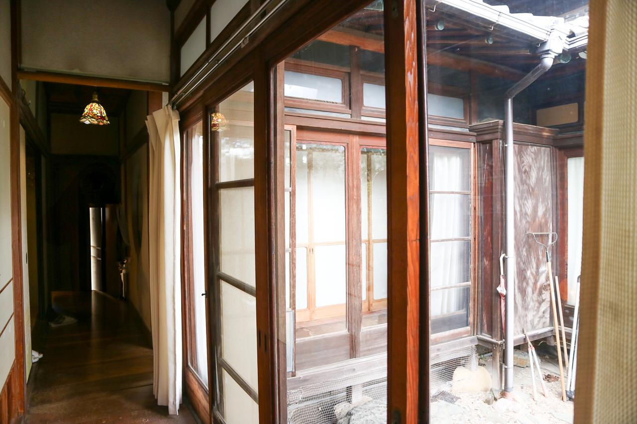 福岡県北九州市小倉北区上富野の賃貸物件/木製の窓枠、ガラスも建築当初のもの