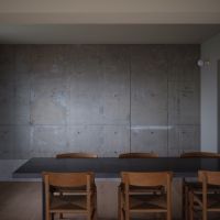 福岡市南区平和の売買物件/壁一面のみ躯体表しにすることで、アクセントに。