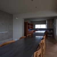 福岡市南区平和の売買物件/ダイニングからキッチン方向を。キッチンカウンターからテーブルにかけて全て造り付け。