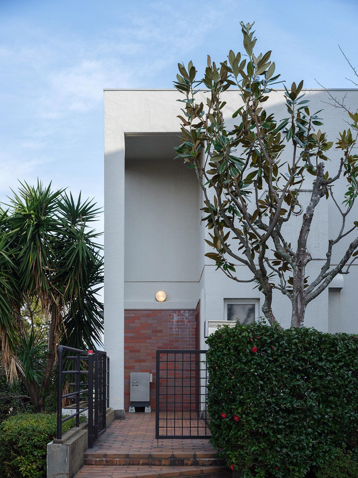福岡市南区平和の売買物件/外観とアプローチ。まるで戸建てのようなゆとり感。