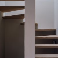 福岡市南区平和の売買物件/階段。下地をパイルらしき生地でグルッと。裏側まで妥協のない美しさを実現。
