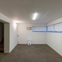 福岡市南区平和の売買物件/1階プレイルーム。有孔ボードを全面に施す大胆さも、いい感じの纏まりに。