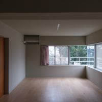 福岡市南区平和の売買物件/2階の居室。3階と同じくコーナーサッシに目がいくつくり。