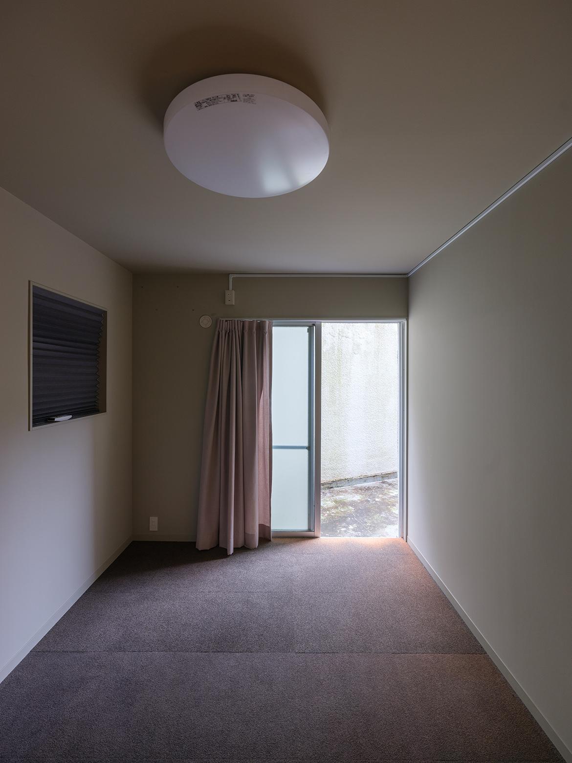 福岡市南区平和の売買物件/2階の小さめな個室。写真にないものの、窓先には結構広めの屋外スペースあり。