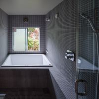 福岡市南区平和の売買物件/その浴室はスタイリッシュかつシンプルに。緑をお供にどうぞ。